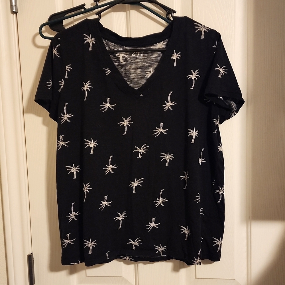 XL Maurices black tee with white palm trees
